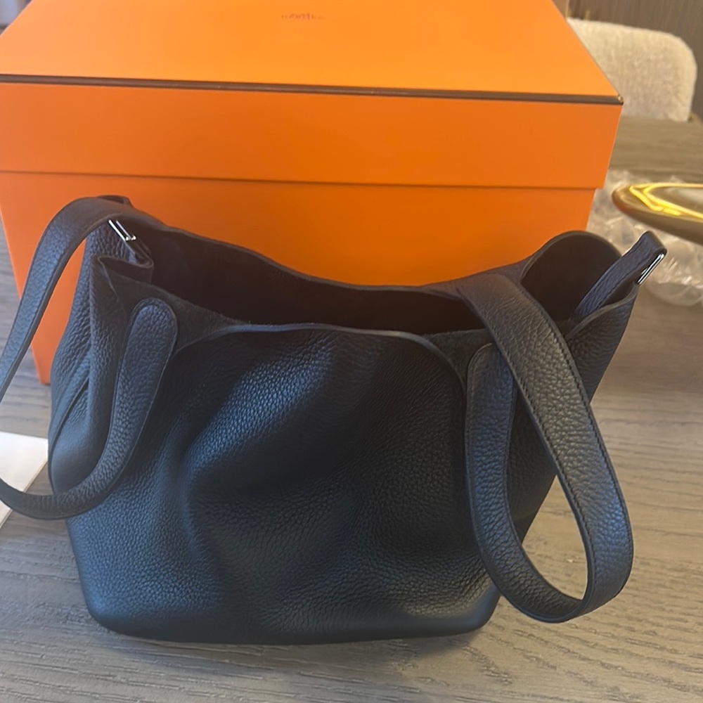 Black Leather Women's Bag

BRAND NEW PICOTIN LOCK 22 , NOIR